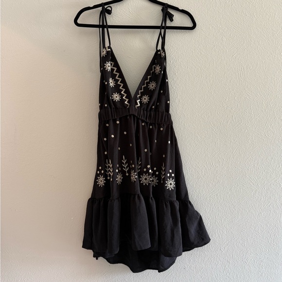 Elegant Black Backless Dress with Embroidery - Picture 1 of 6